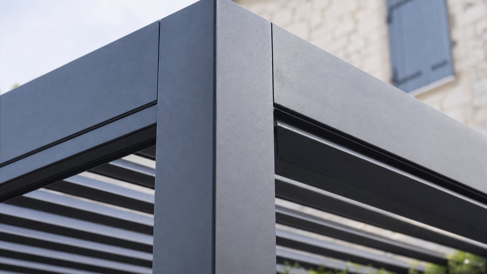 Gros plan sur l'assemblage d'un profilé de pergola en aluminium thermolaqué gris anthracite
