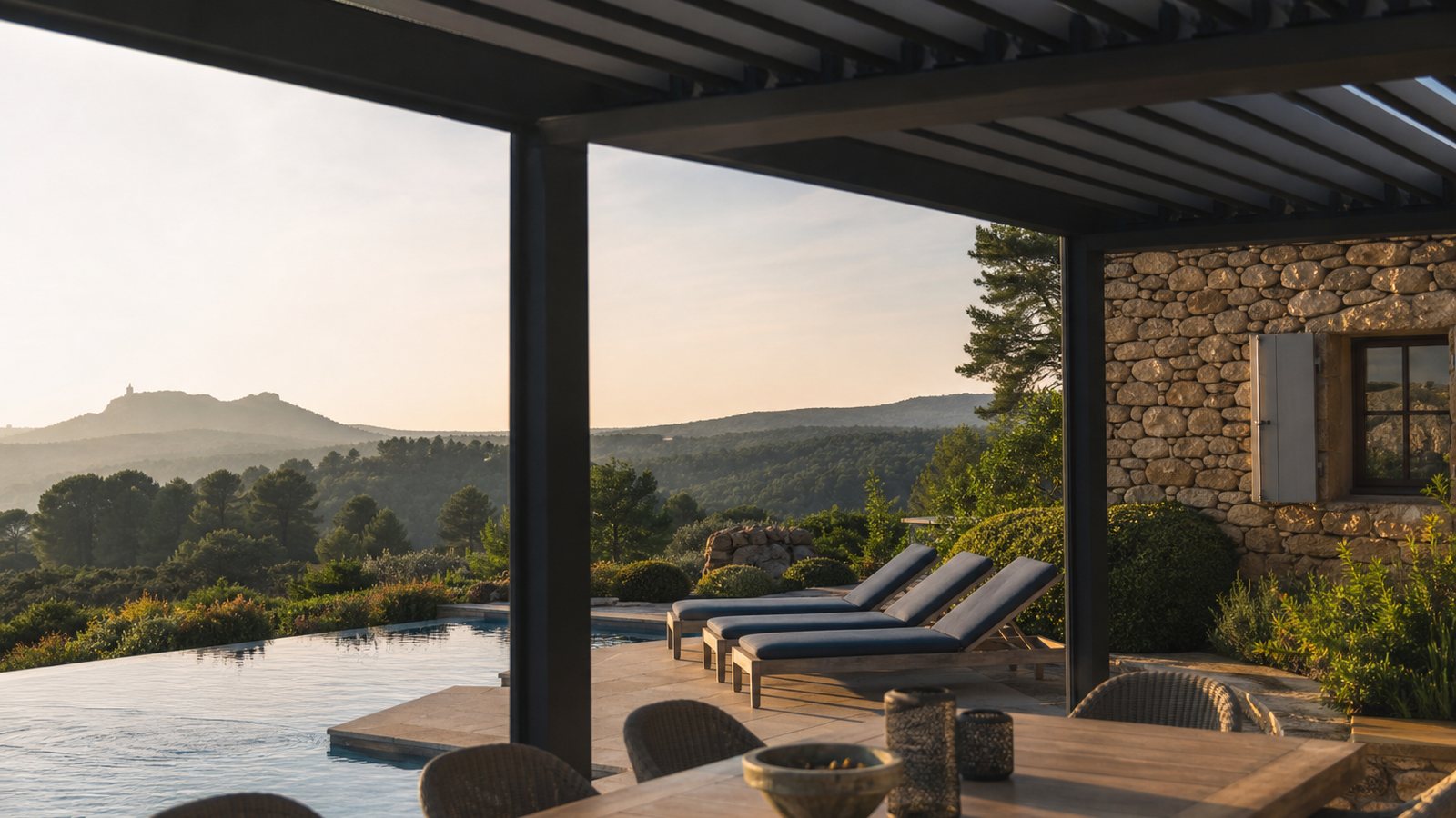 Pergola bioclimatique haut de gamme installée sur la terrasse d'une villa contemporaine au crépuscule