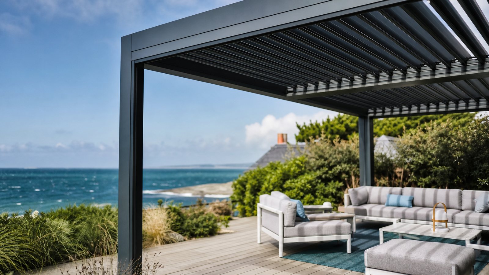 Pergola bioclimatique aux lames ouvertes sous un ciel d'hiver venteux au-dessus d'une terrasse